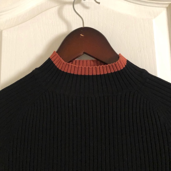 Black and brown detailed turtle neck top - Picture 2 of 3